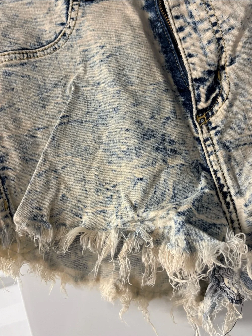 Acid Wash Frayed Hem Women's Denim Shorts - Light Blue GJG Jeans